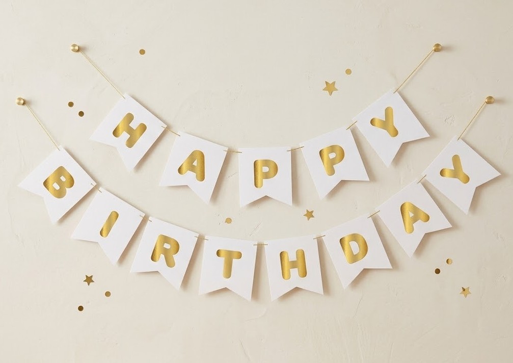 BEYAZ ÜZERİ GOLD YAZILI "HAPPY BIRTHDAY" BANNER - ŞIK VE MODERN DOĞUM GÜNÜ FLAMA SETİ