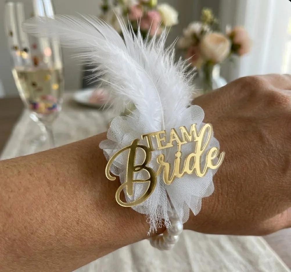 Gold "team Bride" Yazili Tüylü Ve İ̇̇nci̇ Detayli Nedi̇me Bi̇lekli̇ği̇ – Bekarliğa Veda Ve Parti̇ Aksesuari